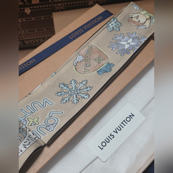 Louis Vuitton 57th Street NY 2025 Vivienne Holiday Bandaue - Picture 7 of 7